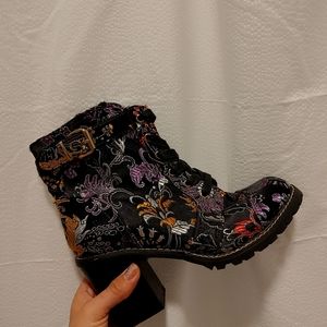 Black Boots silky detail